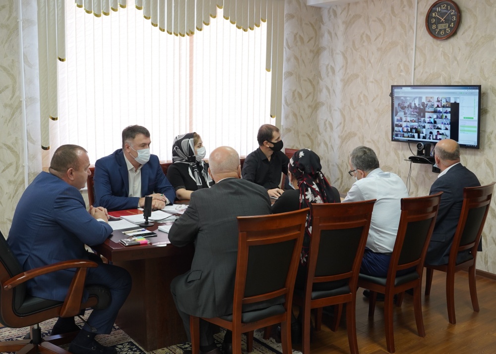 В администрации Хасавюртовского района в ходе совещания  с главами поселений в режиме ВКС обсудили эпидемиологическую ситуацию