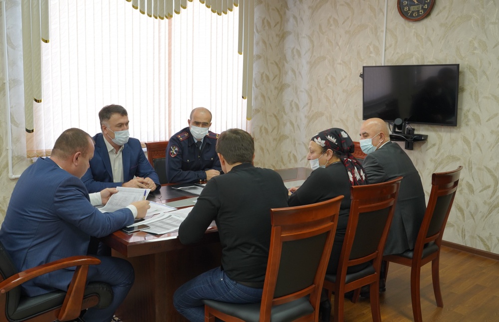 В администрации Хасавюртовского района обсудили вопросы снижения задолженности по транспортному налогу