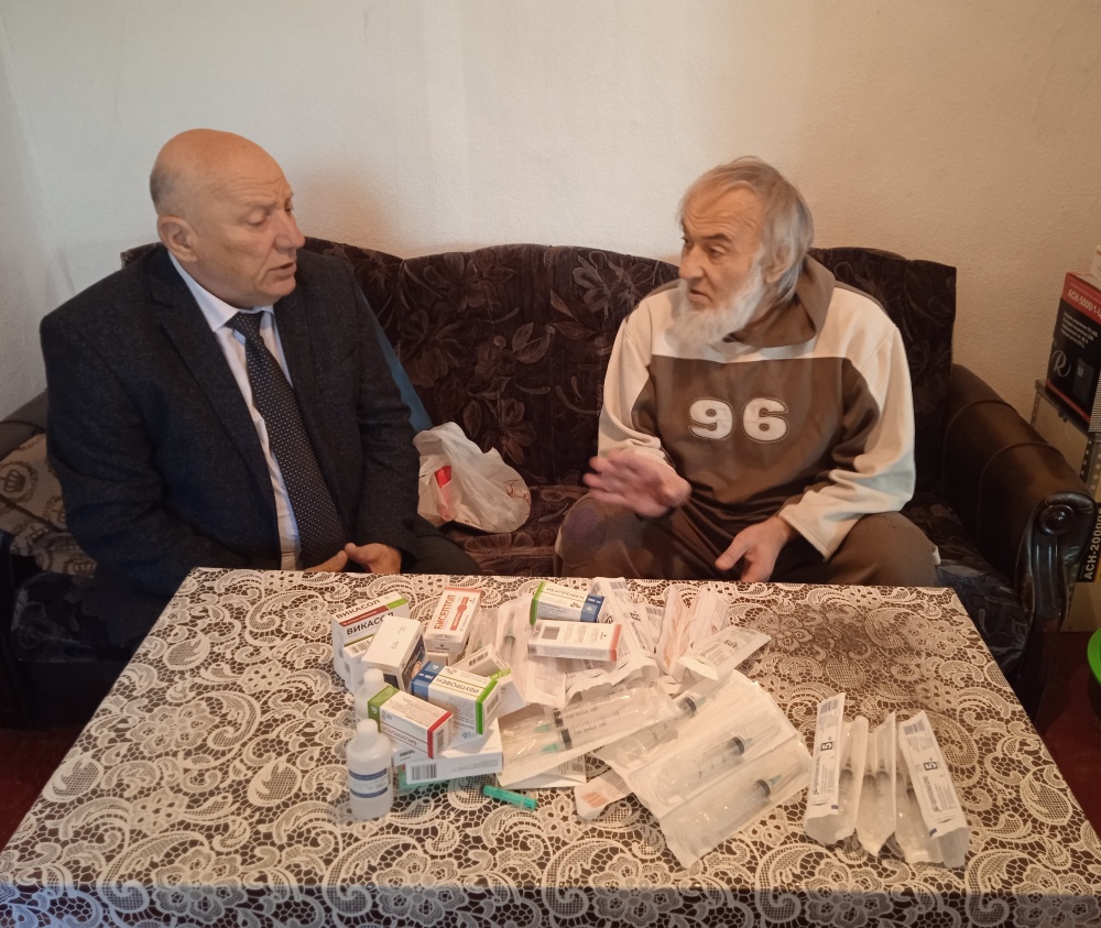 Сотрудник администрации Хасавюртовского района посетили на дому ветерана афганских событий