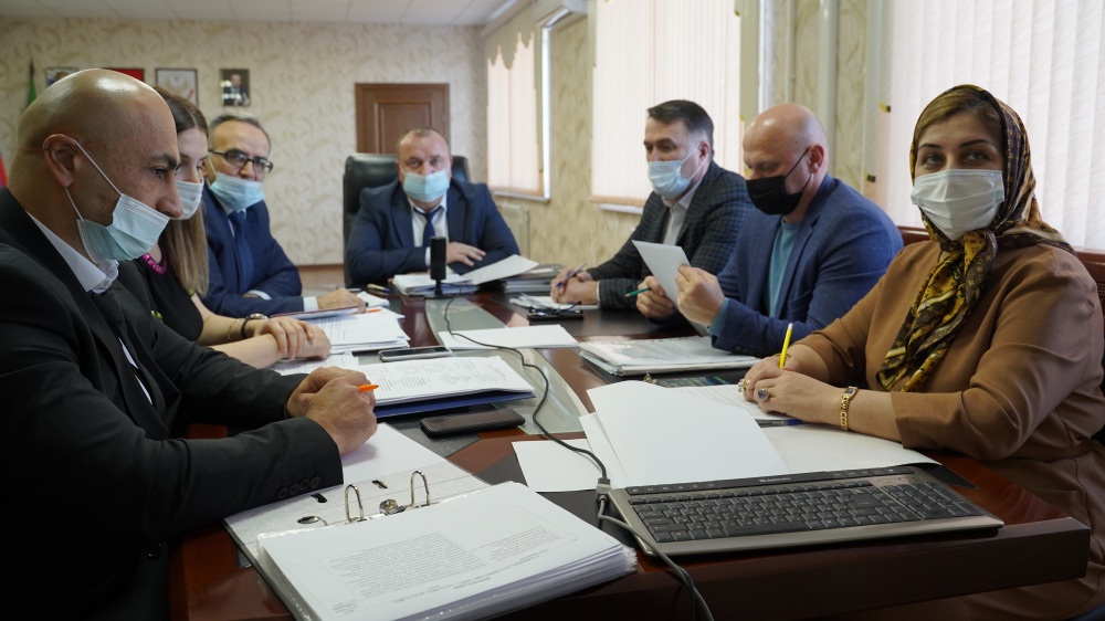 Администрация Хасавюртовского района приняла участие в работе Правительственного совещания в режиме видеоконференцсвязи под руководством Сергея Меликова
