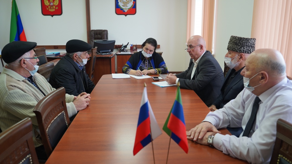 Председатель Собрания депутатов Хасавюртовского района  провел прием граждан в рамках Юбилейной даты – 20 летия ВПП  «Единая Россия»
