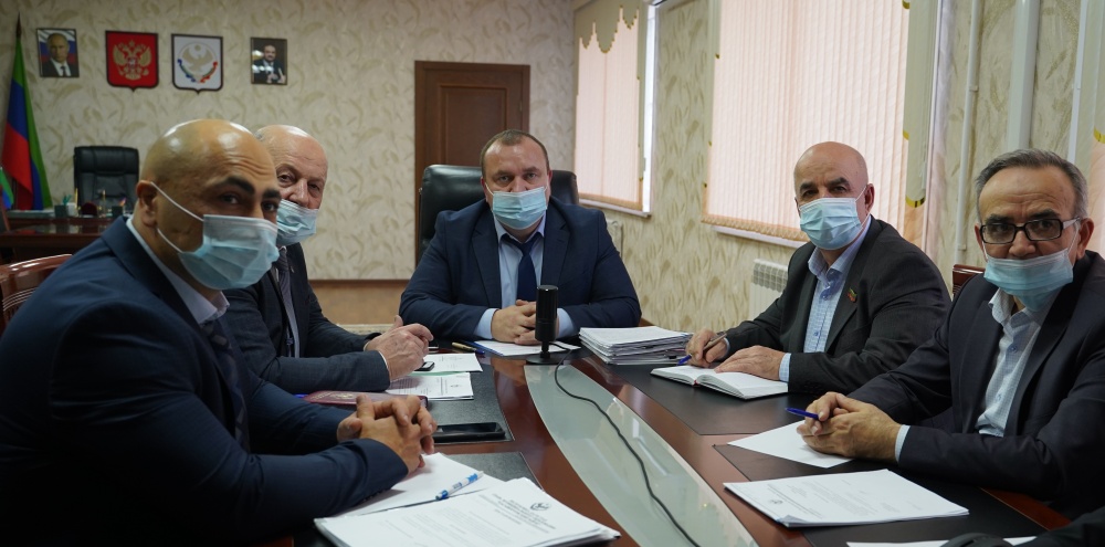 Администрация  Хасавюртовского района приняла участие в работе совместного заседания Совета Безопасности РД в режиме видеоконференцсвязи под руководством Сергея Меликова