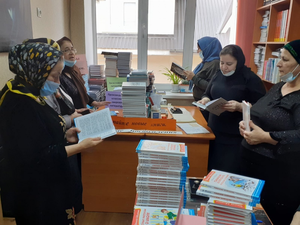 В преддверии Нового года  библиотечный фонд Хасавюртовского района пополнился   новой  современной  литературой