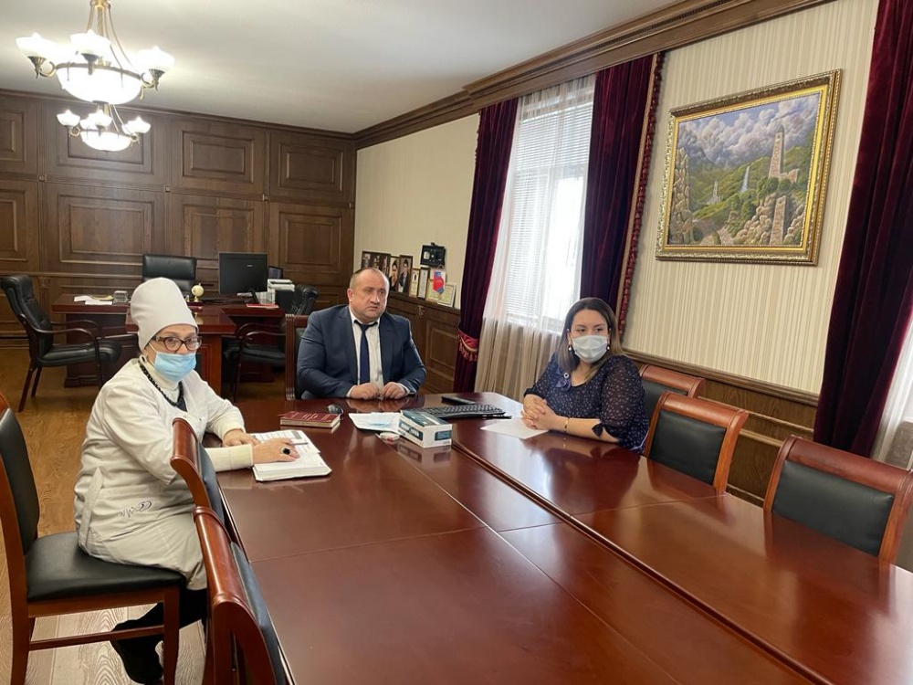 Главный врач ЦРБ Хасавюртовского района принял участие  в работе Конференции на тему  «Организация работы МО в праздничные дни» в режиме видеоконференцсвязи