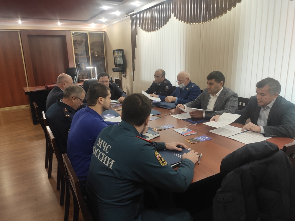 На заседании АТК Хасавюртовского района обсудили вопросы обеспечения общественной безопасности на период проведения Новогодних и Рождественских праздников