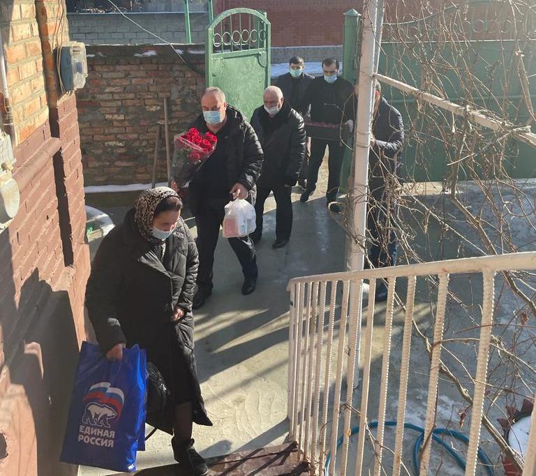 В предновогодние дни Депутаты НС РД посетили ветерана ВОВ Хасавюртовского района Касума Кубатова в рамках Всероссийской акции « С Новым годом, ветеран»