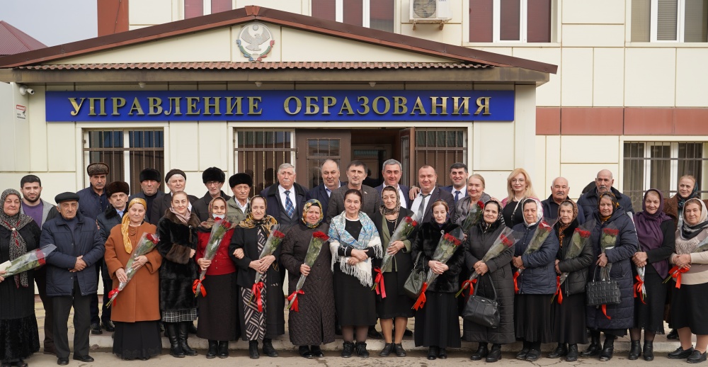 В предновогодние праздничные дни Депутаты НС РД поздравили работников образования  Хасавюртовского района
