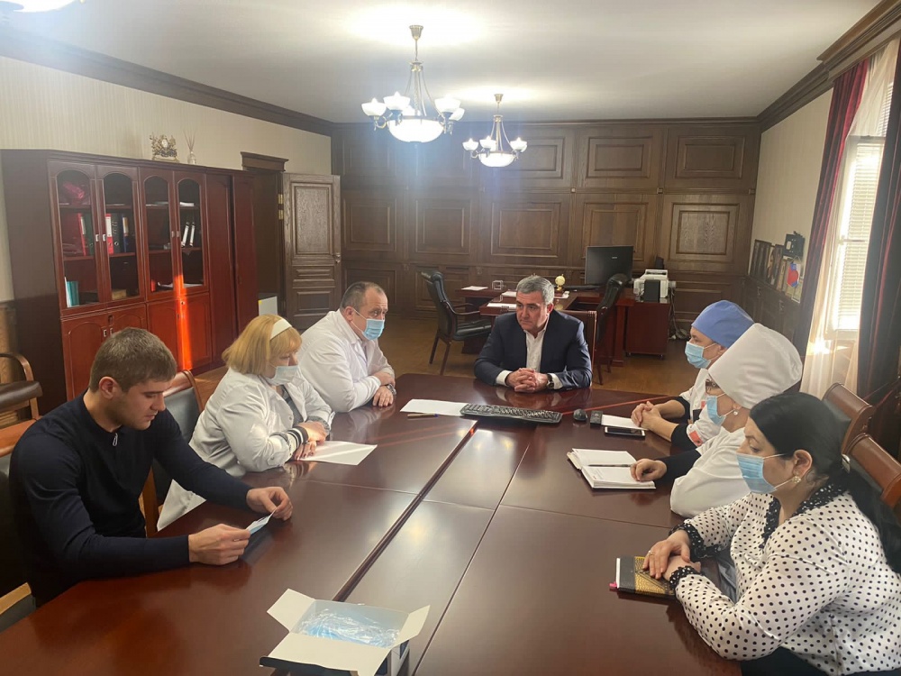 Депутат НС РД Уллубий Абуков, обсудил  с руководством ЦРБ  Хасавюртовского района ход здравоохранительных мероприятий по вакцинации жителей