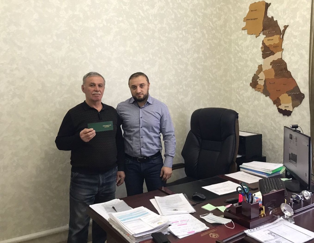 В УСЗН Хасавюртовского района вручили удостоверение звания «Ветеран труда» Асакаеву Темирхану