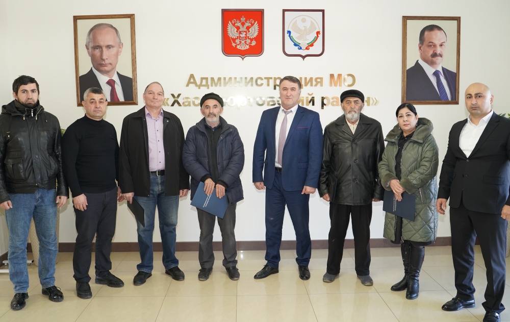 В администрации Хасавюртовского района состоялось торжественное вручение жилищных  сертификатов на улучшение жилищных условий категории граждан относящихся к ликвидации техногенных аварий
