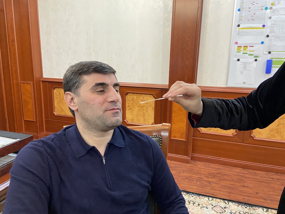 Руководство и работники образования Хасавюртовского района проводят массовое ПЦР – тестирование