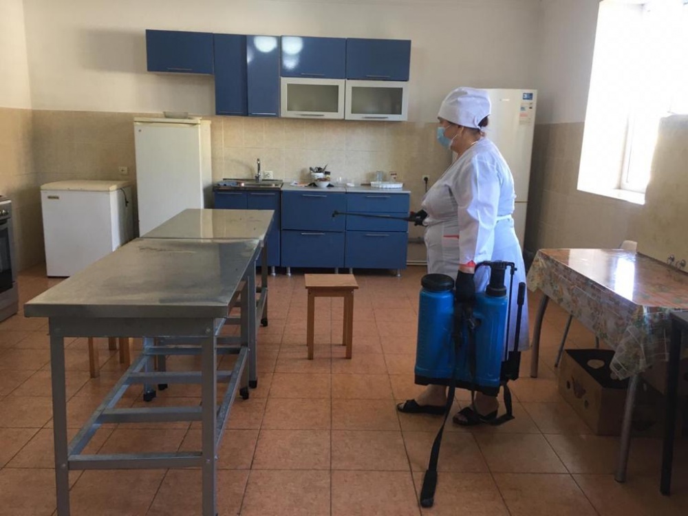 В образовательных и дошкольных учреждениях Хасавюртовского района продолжаются дезинфекционные и санитарные мероприятия