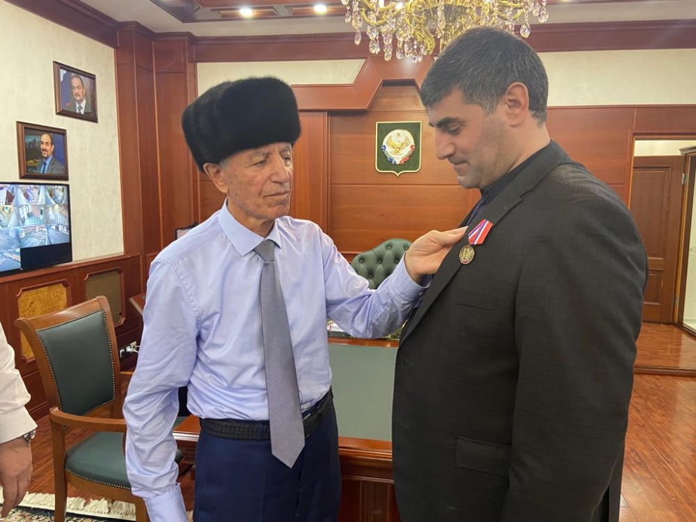 Начальник РУО Хасавюртовского района Крымсолтан Кабардиев награжден медалью «За патриотическое воспитание подрастающего поколения»
