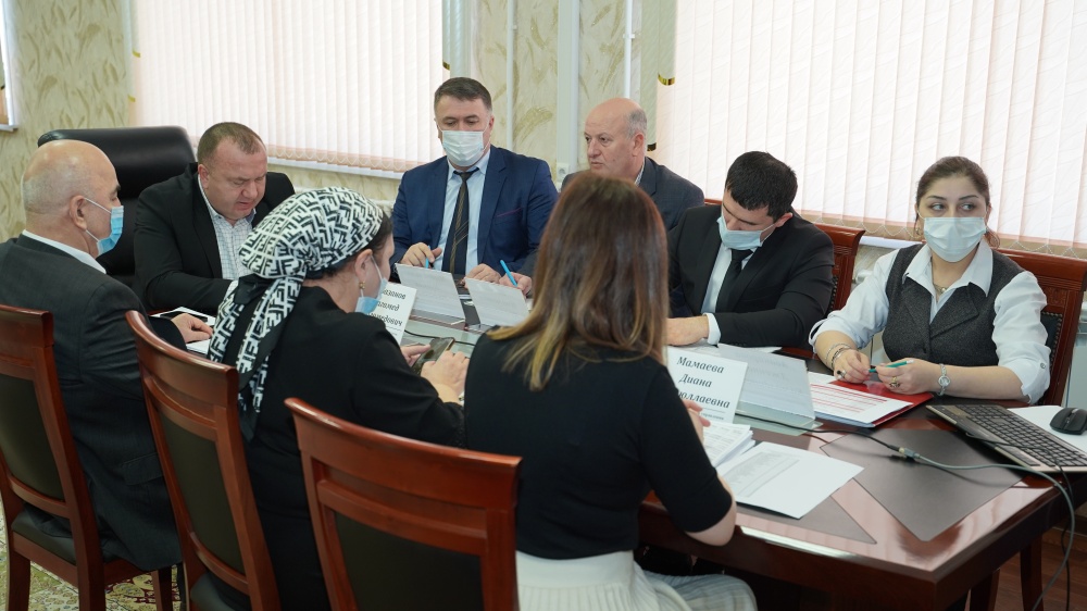 В администрации Хасавюртовского района в ходе очередного совещания  с главами поселений в режиме ВКС обсудили эпидемиологическую ситуацию и ход вакцинации в муниципалитете
