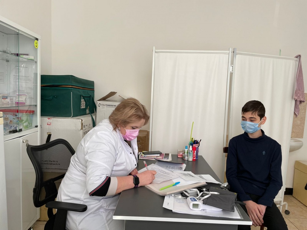 В Хасавюртовском районе продолжается  вакцинация подростков от коронавирусной инфекции от 12 до 18 лет