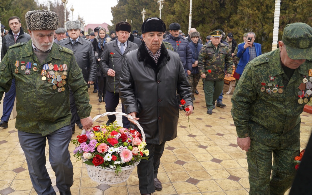 Власти Хасавюртовского района возложили цветы у Мемориального комплекса участникам афганских событий