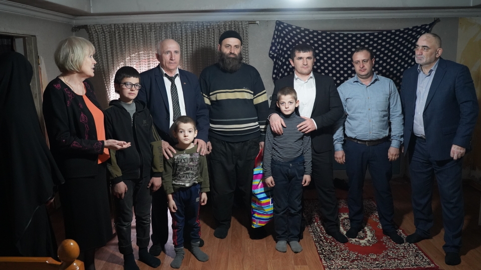 Помощники  Депутата Госдумы РФ Джамаладина Гасанова  посетили многодетные семьи Хасавюртовского района