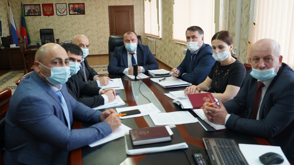 Администрация Хасавюртовского района приняла участие в работе заседания Совета Безопасности РД в режиме видеоконференцсвязи под руководством Сергея Меликова