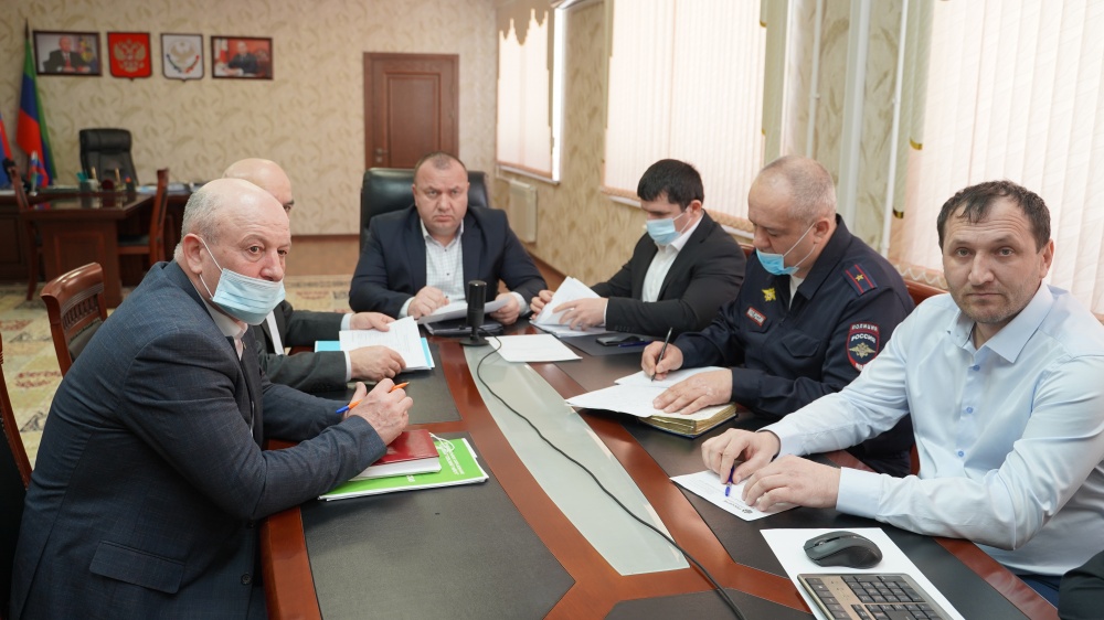 В администрации Хасавюртовского района обсудили ход мероприятий по выявлению и борьбе с  майнинг – фермами