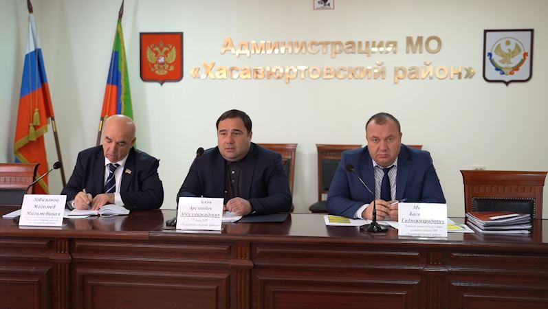 Глава Хасавюртовского района провел  рабочее совещание с руководителями структурных подразделений и главами сельских поселений