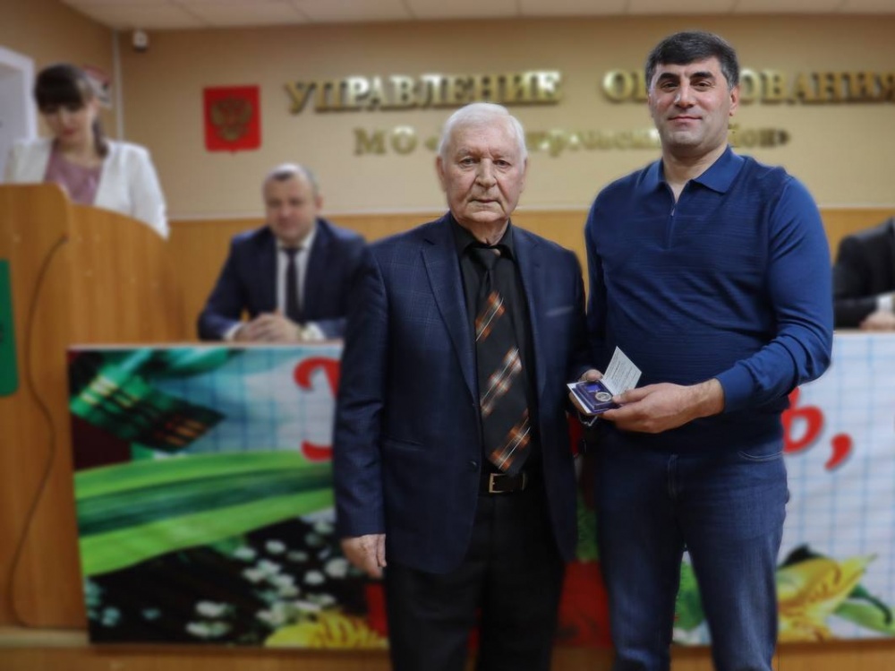 Начальник РУО Хасавюртовского района Крымсолтан Кабардиев отмечен знаком отличия Профсоюза «За социальное партнерство»