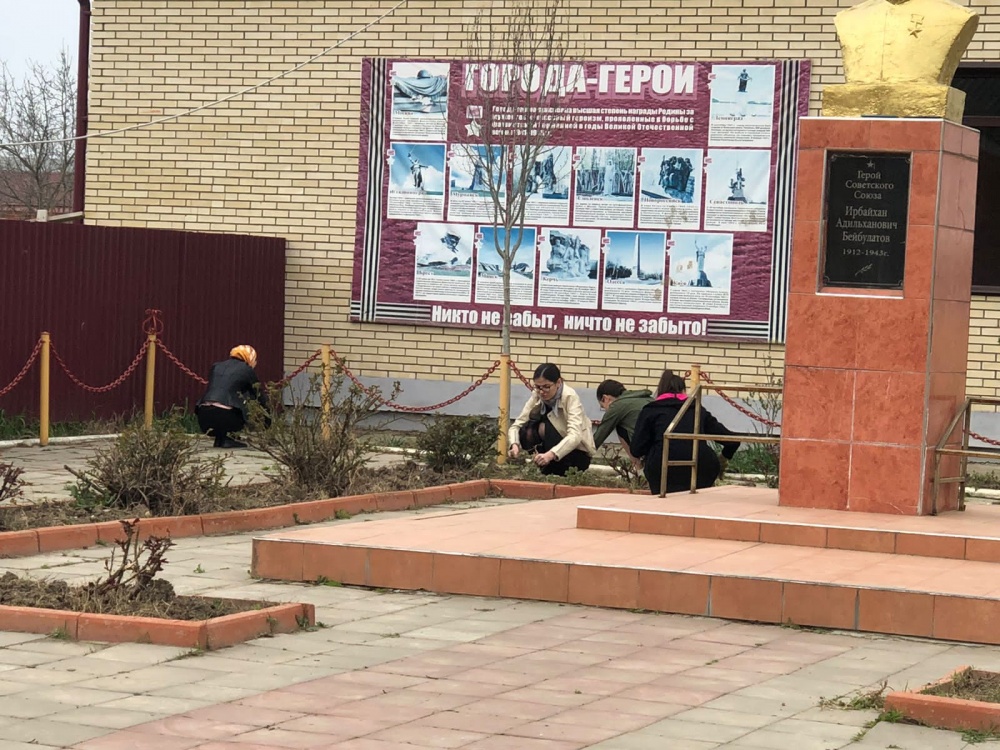 В образовательных и дошкольных  учреждениях Хасавюртовского района прошли весенние субботники