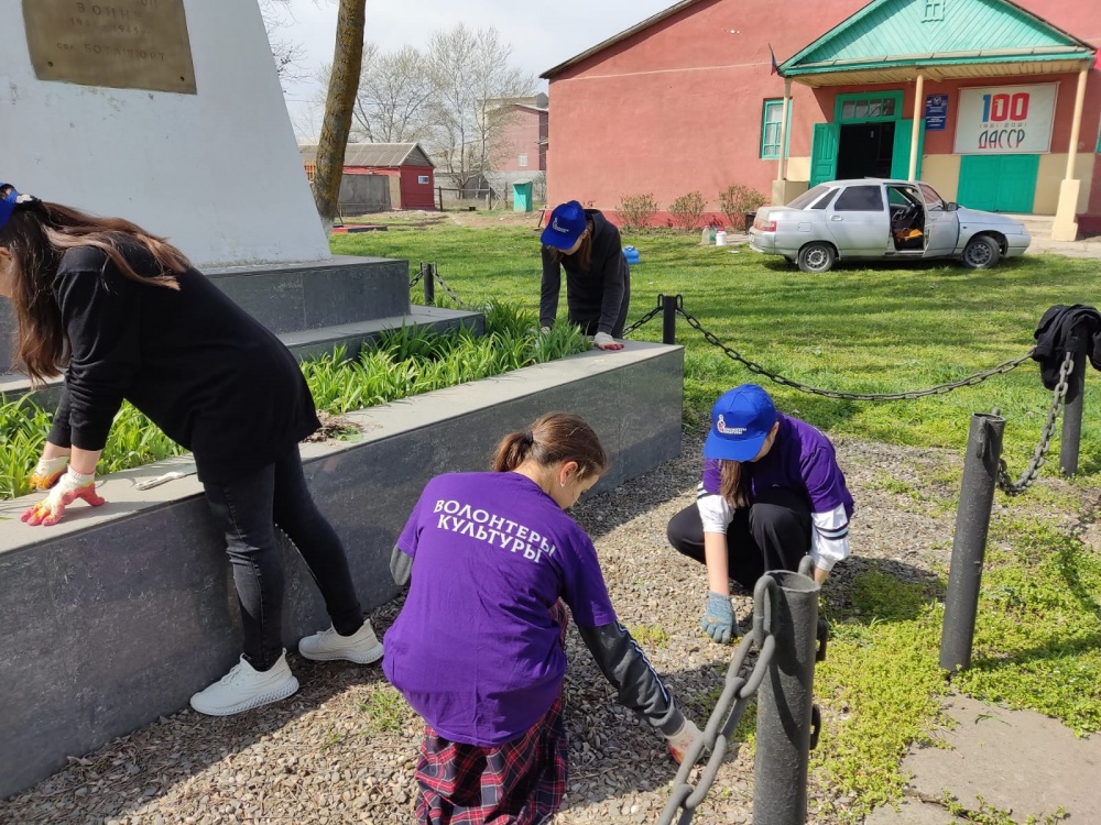 Работники культуры и спорта Хасавюртовского района приняли активное участие в масштабном  весеннем  субботнике