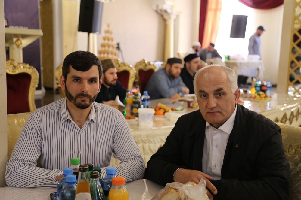 Начальник управления ФК, и спорта и делам молодёжи Исаков Ахмед и главный специалист по делам религии администрации Хасавюртовского района Саид Гамидов приняли участие на ифтаре