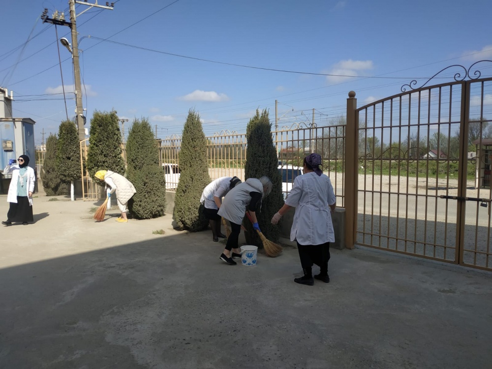 Работники здравоохранения Хасавюртовского района провели весенний санитарный  субботник по благоустройству на  подведомственных территориях