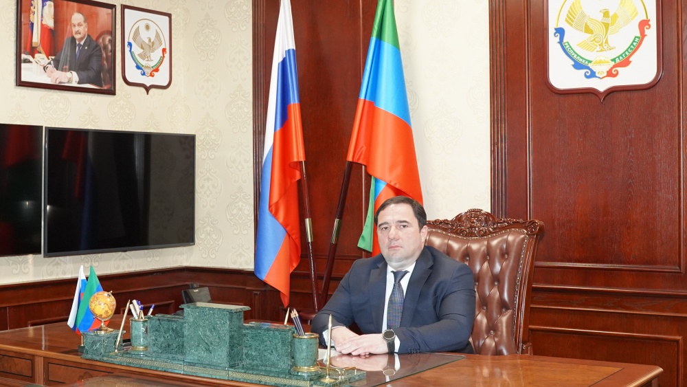 Глава Хасавюртовского района поздравил работников и служащих органов местного самоуправления с профессиональным праздником