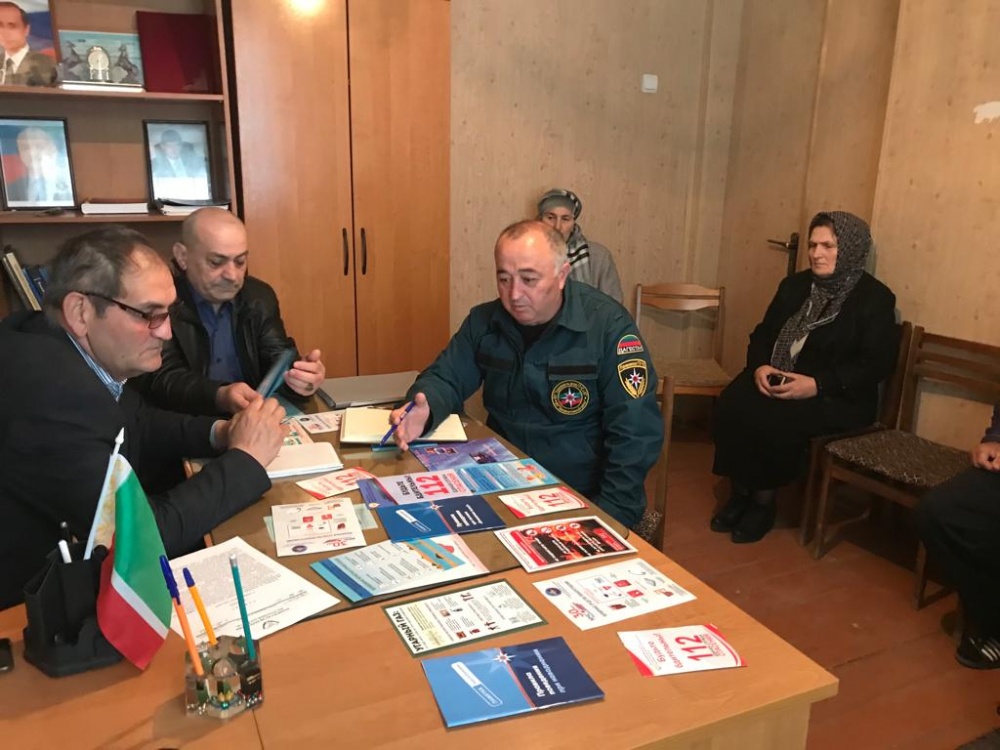 Руководство и специалисты  Управления по делам ГО ЧС и МП «Хасавюртовского  района продолжают выездные профилактические мероприятия в поселениях района