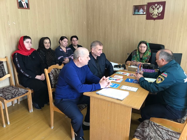Руководство и специалисты  Управления по делам ГО ЧС и МП «Хасавюртовского  района продолжают выездные профилактические мероприятия в поселениях района