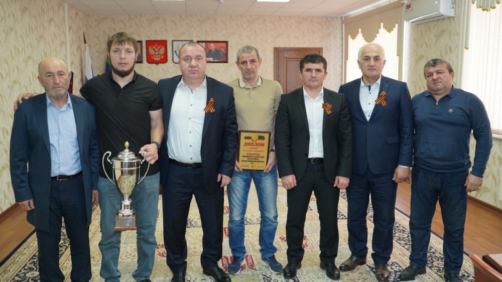 В администрации Хасавюртовского района чествовали Чемпионов сезона 2021 года сборную муниципалитета  по футболу