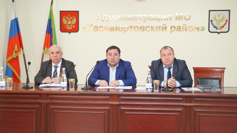 Глава Хасавюртовского района провел праздничное  совещание с руководителями структурных подразделений и главами поселений