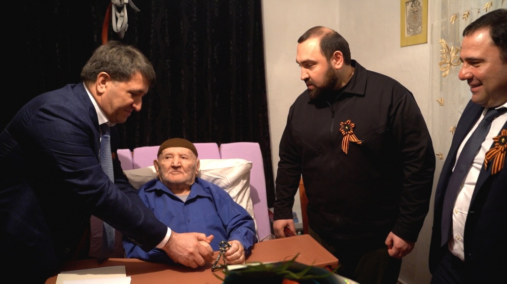 Власти Хасавюртовского района депутаты Государственной Думы РФ Народного Собрания РД Правительства РД поздравили  с Днем Победы  старейшего ветерана ВОВ РФ  Касума Кубатова