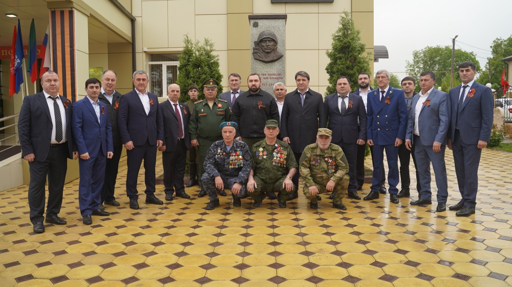 Власти Хасавюртовского района возложили цветы у Мемориалов и Памятников воинам ВОВ