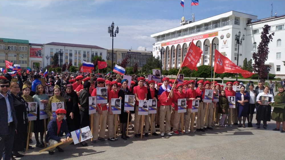 Делегация работников  администрации волонтеры Победы и юнармейцы Хасавюртовского района приняли участие в Шествии Бессмертного полка в Махачкале