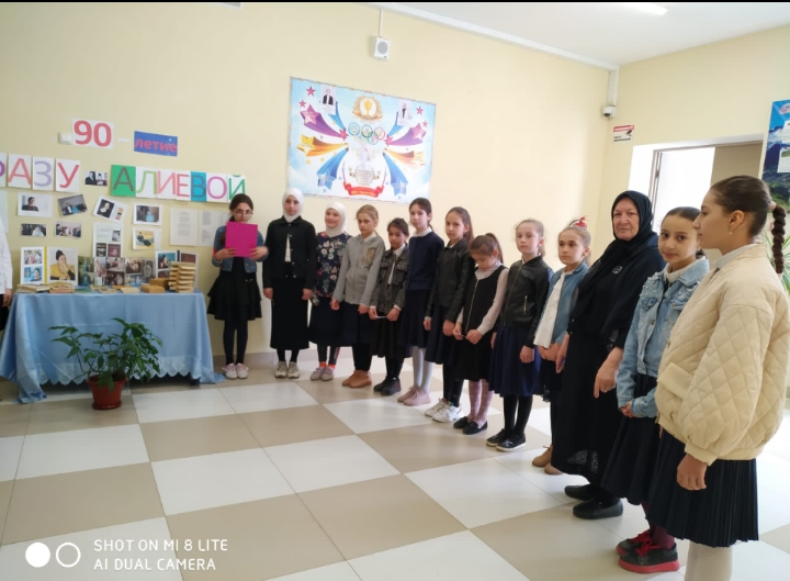 В школах Хасавюртовского района продолжаются мероприятия посвященные 90-летию народной поэтессы Фазу Алиевой.