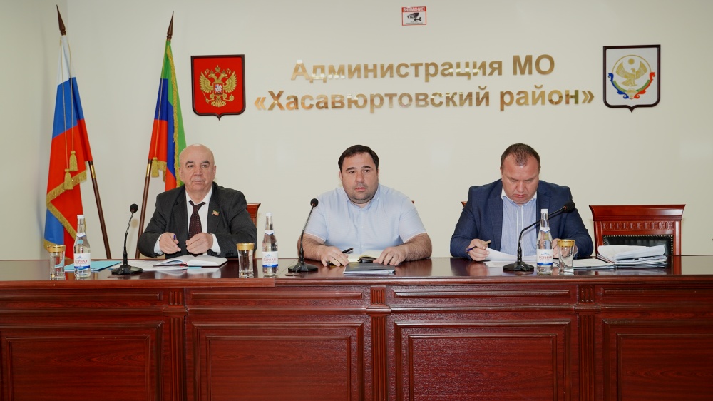 Глава  Хасавюртовского района провел очередное пленарное совещание с аппаратом администрации и главами поселений