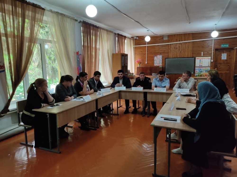 В  Социально – реабилитационном  центре  для несовершеннолетних Хасавюртовского района, прошел КРУГЛЫЙ СТОЛ на тему: «Ответственность родителей за воспитание детей».