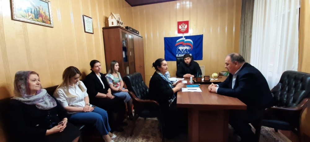 В ГКУ РД УСЗН в МО «Хасавюртовский район» «Единая Россия» провела прием по проблемам и вопросам граждан старшего поколения