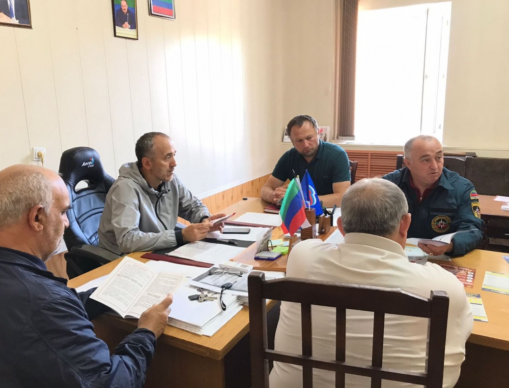 Сотрудники МКУ «Управление по делам ГО ЧС и МП» МО «Хасавюртовский район» продолжают выездные мероприятия в поселениях района