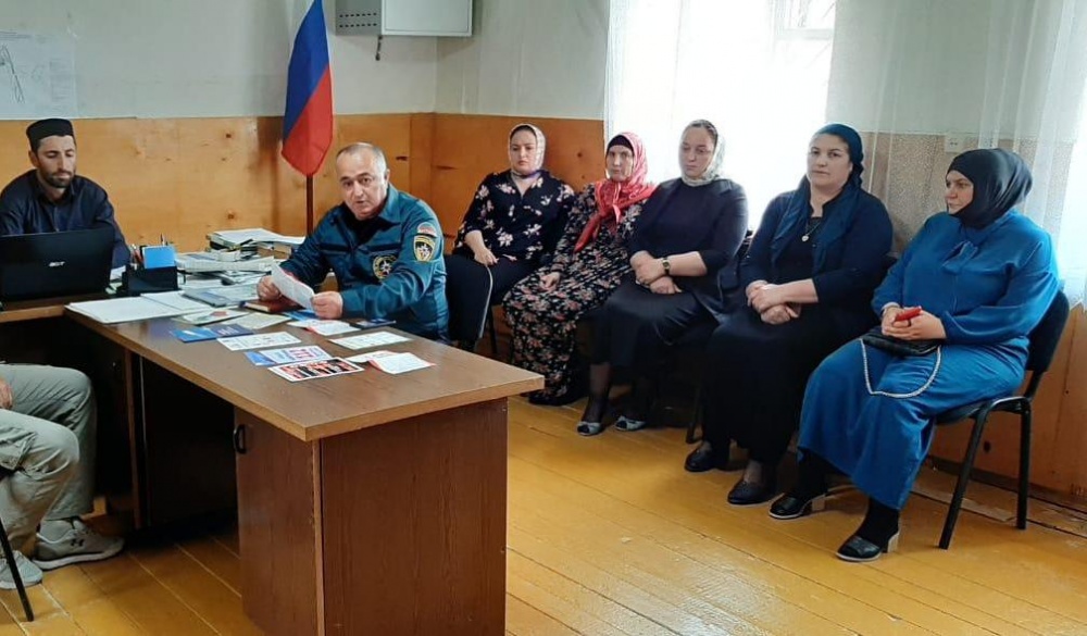 Сотрудники МКУ «Управление по делам ГО ЧС и МП» МО «Хасавюртовский район», провели информационно-агитационное занятие  в области ГО и ЧС