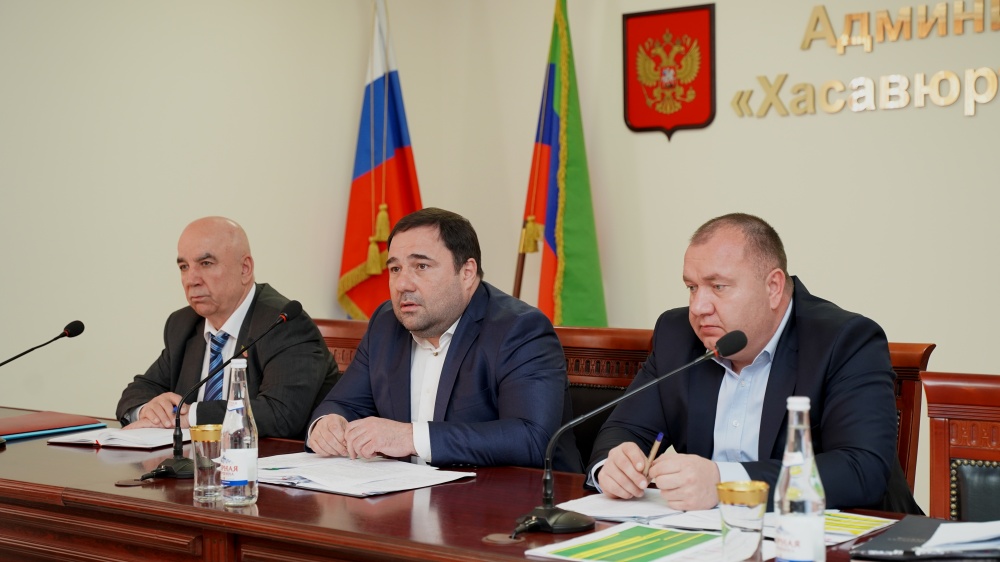 Глава  Хасавюртовского района наградил отличившихся работников  администрации Почетной Грамотой Конгресса муниципальных образований