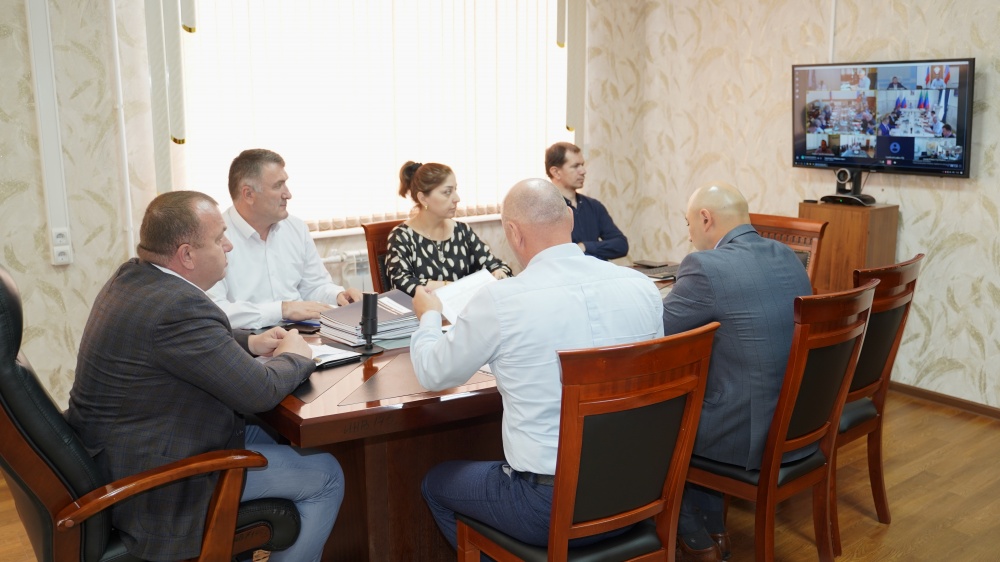 Администрация   Хасавюртовского района приняла участие в работе заседания межведомственной рабочей группы по ТЭК РД  в режиме видеоконференцсвязи под руководством Сергея Меликова