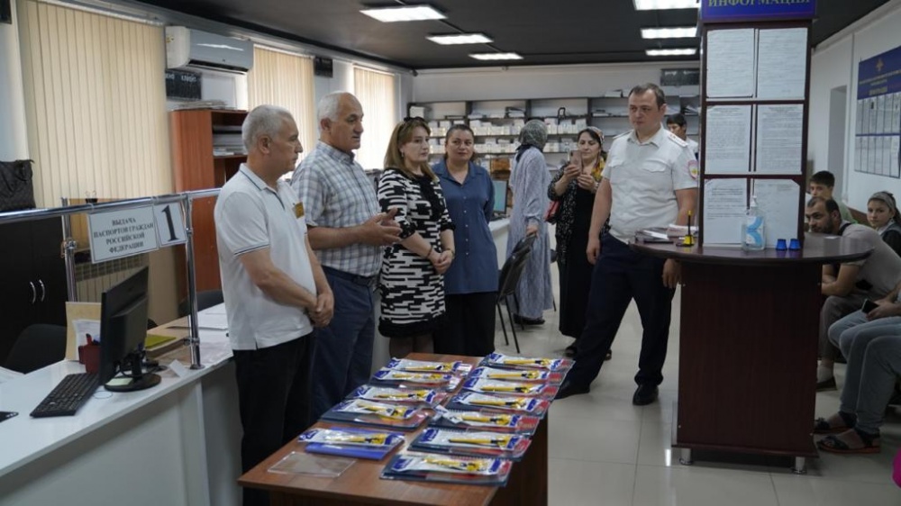 В честь  Дня России в  Хасавюртовском районе торжественно вручили паспорта учащимся района