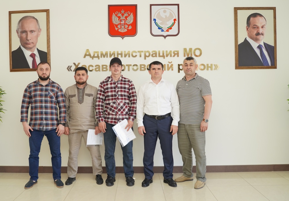 В преддверии Дня России в администрации Хасавюртовского района состоялось торжественное вручение жилищных сертификатов