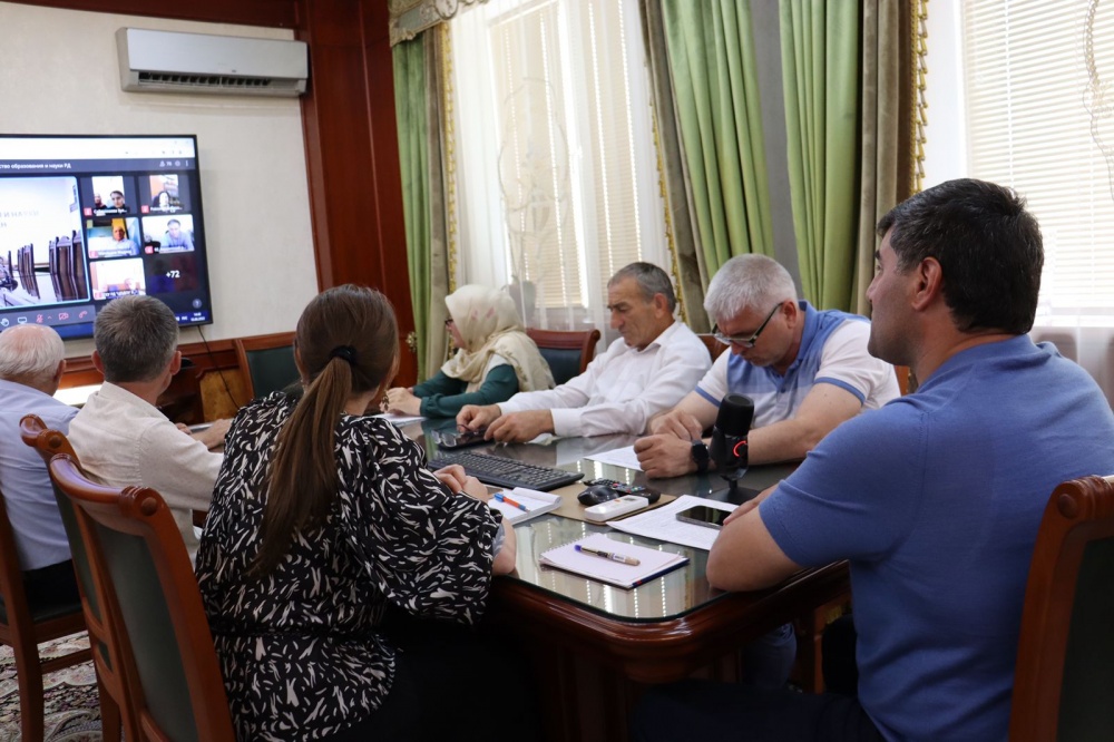 Управление образования Хасавюртовского района приняла участие в работе совещания в режиме ВКС Министерства образования и науки РД