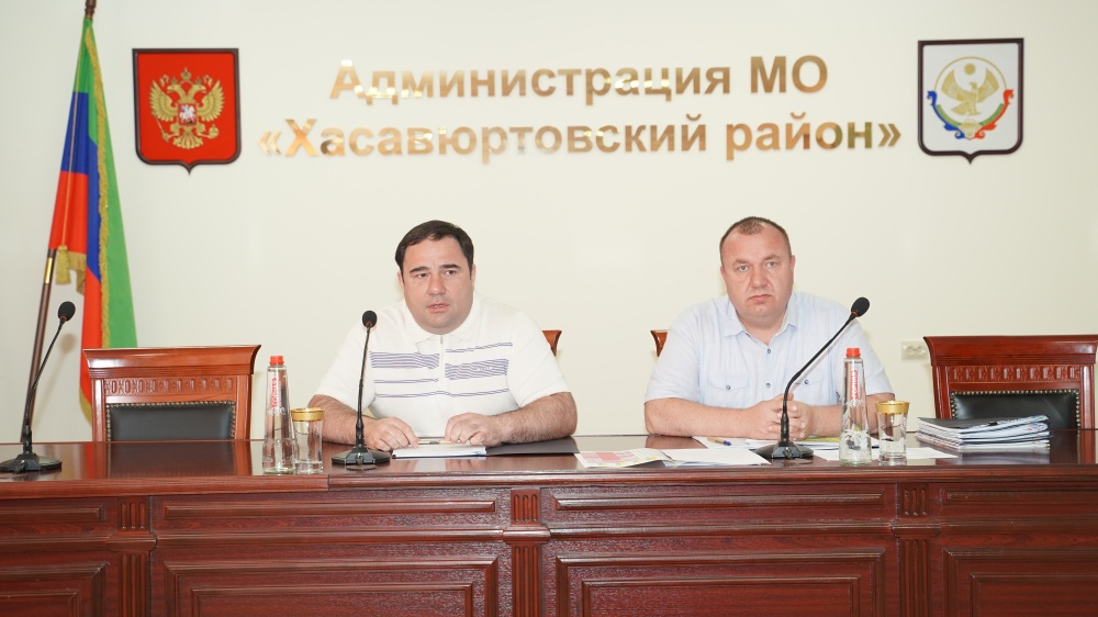 В администрации Хасавюртовского района обсудили  ход налоговых мероприятий по  сбору местных налогов и погашению транспортного налога
