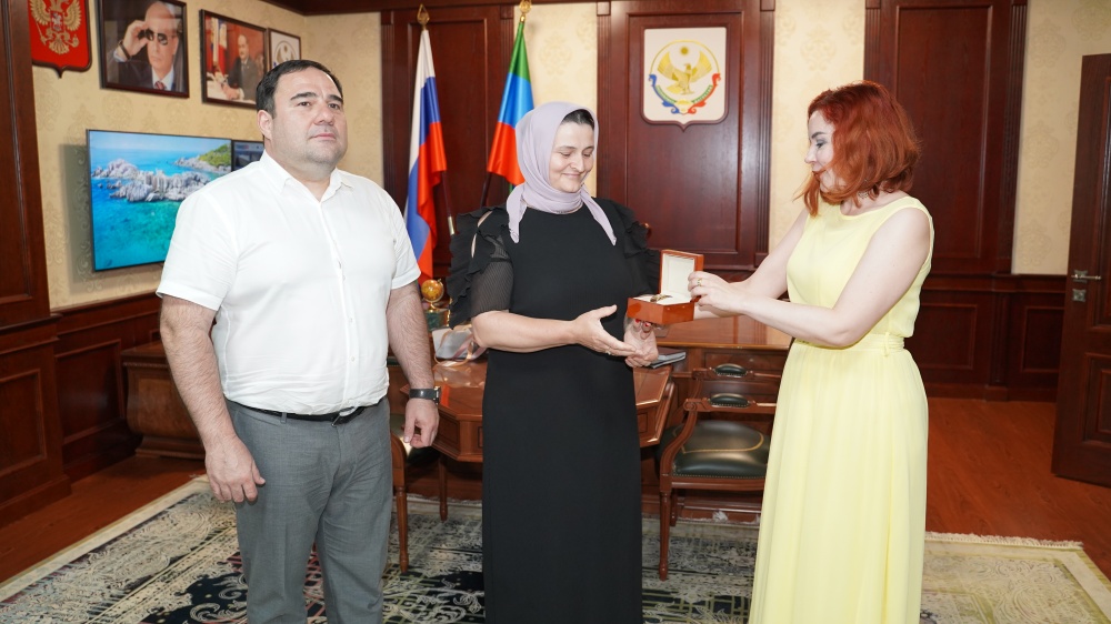 Уполномоченная Главы РД по правам ребёнка Марина Ежова наградила именными  часами Главы РД многодетную  мать  Хасавюртовского района